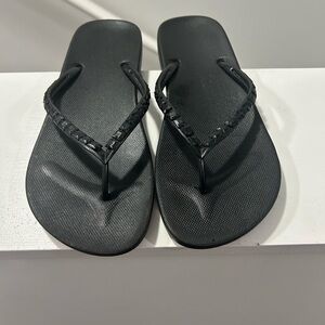 GAP Black Flip FlopS